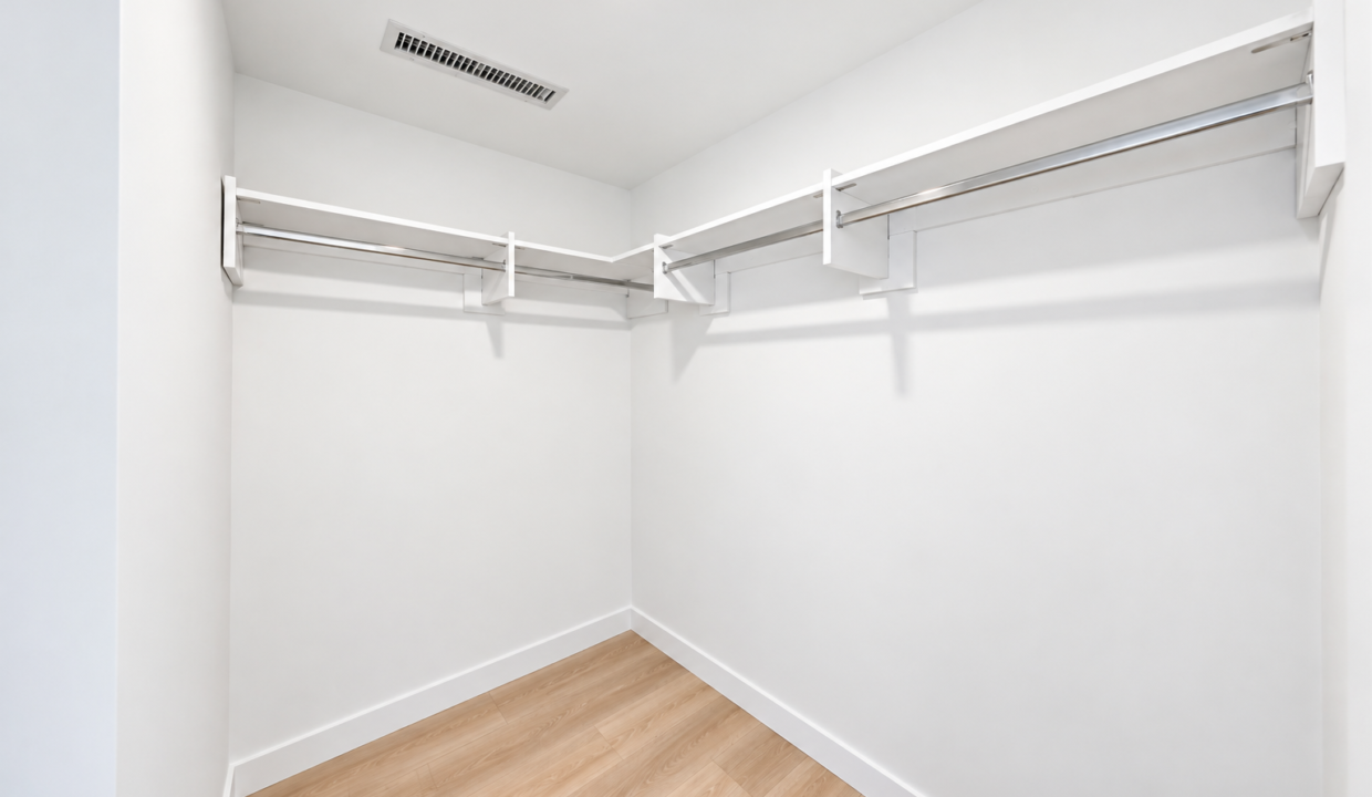 Nuvo 3208 - Walk in closet
